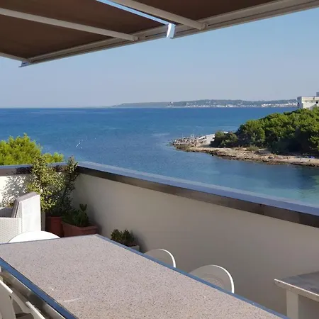 Con Terrazzo Sul Mare E Discesa In A *