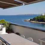 Con Terrazzo Sul Mare E Discesa In A *