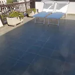 Apartment Con Terrazzo Sul Mare E Discesa In A *